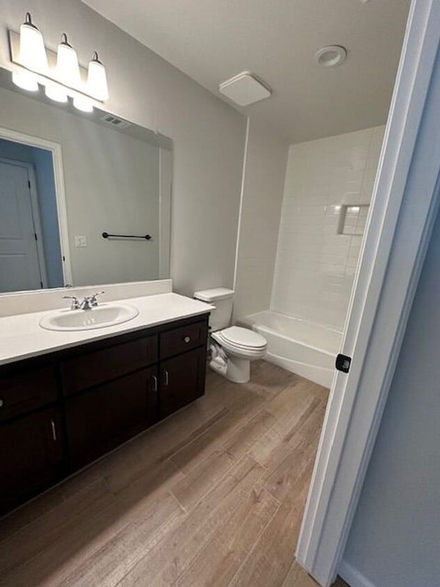 Building Photo - 2404-2404 Oakmont Cir