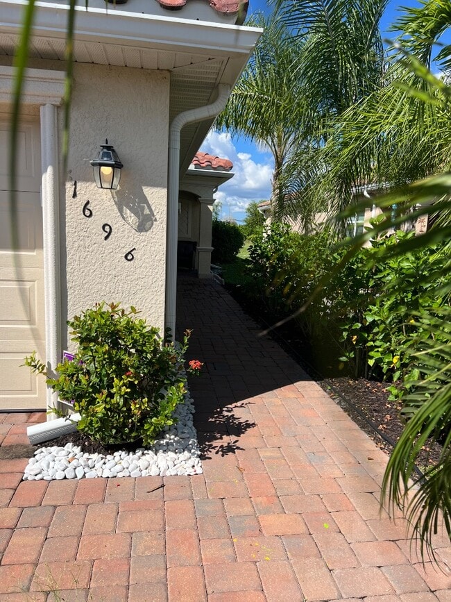 Building Photo - 1696 Alameda Dr