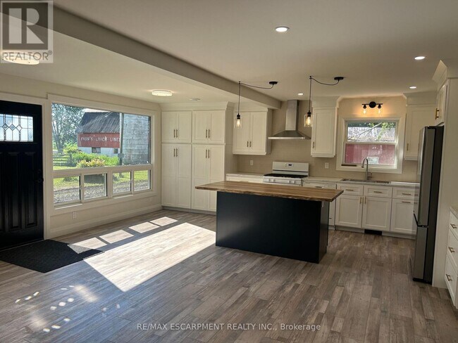 Building Photo - 1888 ON-3