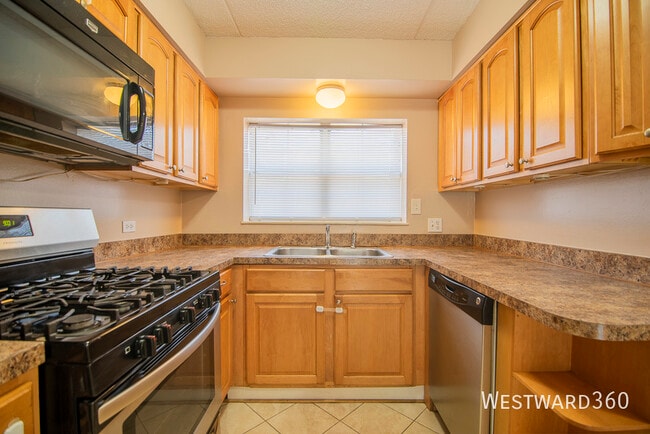 Building Photo - 6551 W School St