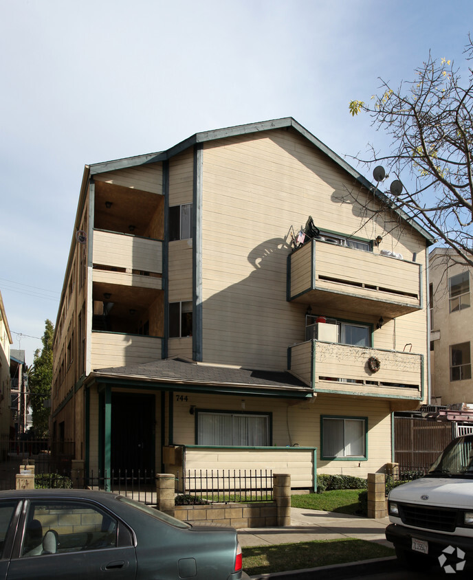 Foto del edificio - 744 Rose Ave