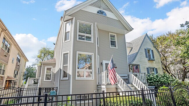Building Photo - 2119 W Montrose Ave