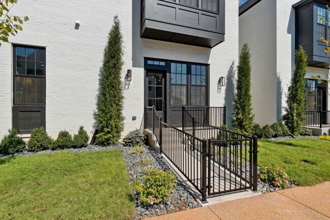 Foto del edificio - Townhome 2 bed 2.5 bath "The White Workroom" in The Heart of Selah