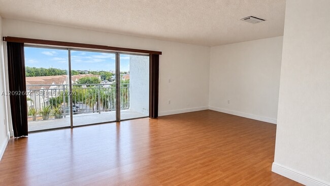 Building Photo - 9372 Fontainebleau Blvd
