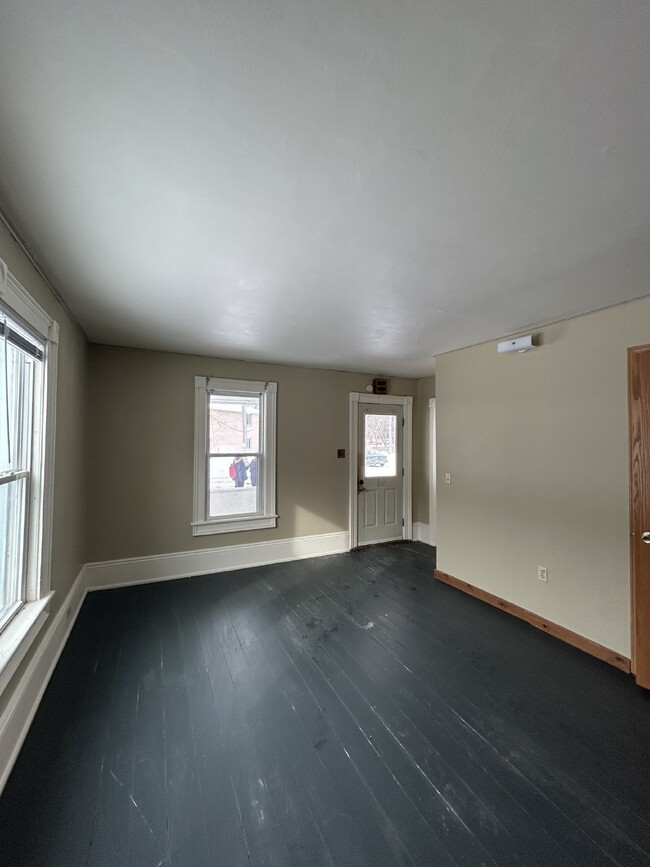 Building Photo - Available JUNE 1st: 4 bed 1 bath close to ...