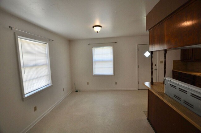 Foto del edificio - FOR LEASE! 2 BR - 1BA - Frame Home with Carport in Great Location in Weatherford.