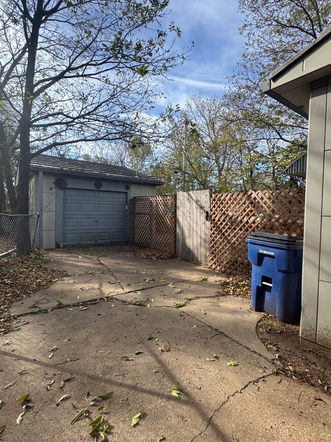 Building Photo - 2119 W Sherwood Ave