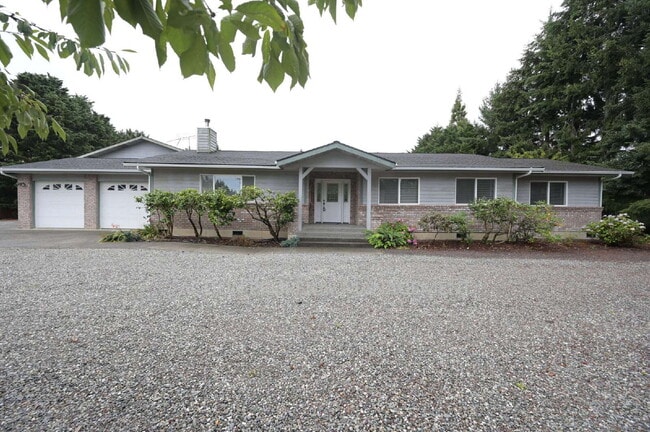 Building Photo - 3 bed 2.5 bath home in a private country setting, close to town. All new luxury vinyl plank floor...