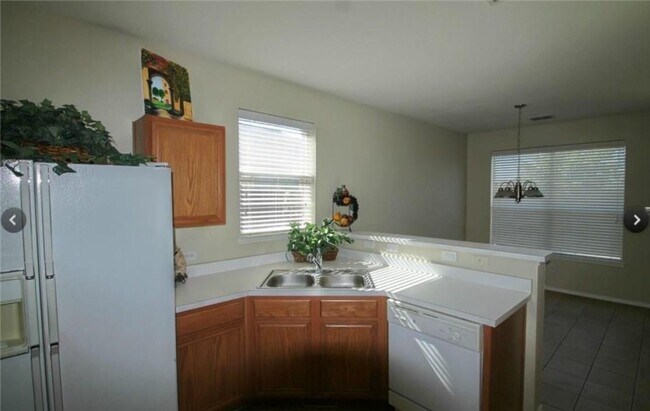 Building Photo - Hard to find 4 bedroom in Master Planned C...