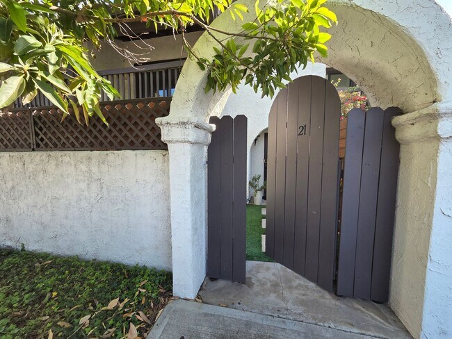 Foto del edificio - 2 Bedroom 2.5 Bath Town House in West Ventura