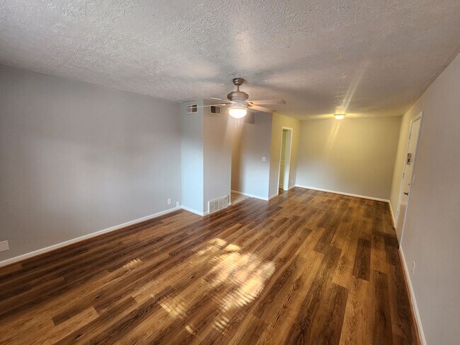 Foto del edificio - Beautiful 2 bedroom 1 bath 2nd floor condo...