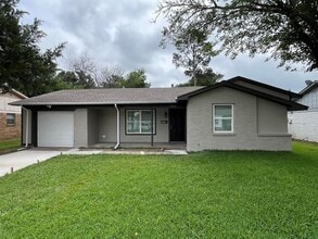 Building Photo - 2930 Gardenia Dr