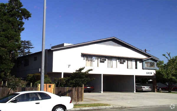 Foto del edificio - 5929 Laurel Canyon Blvd