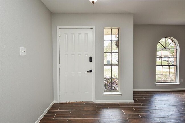Foto del edificio - 2706 Foliage Green Dr