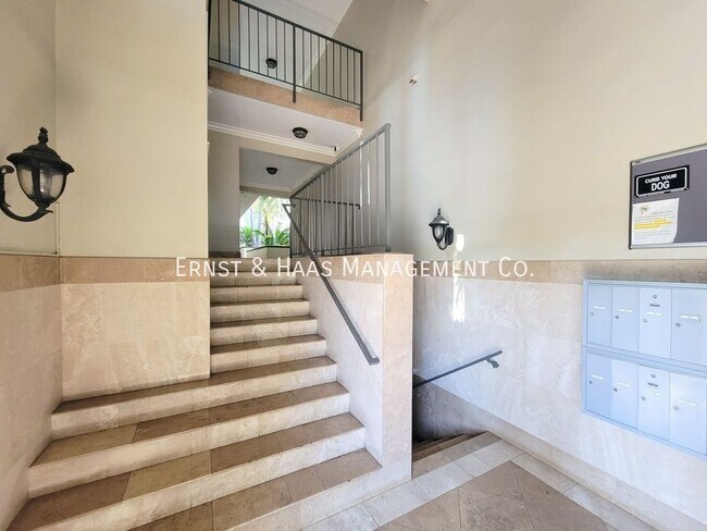 Foto del edificio - 421 W 6th St