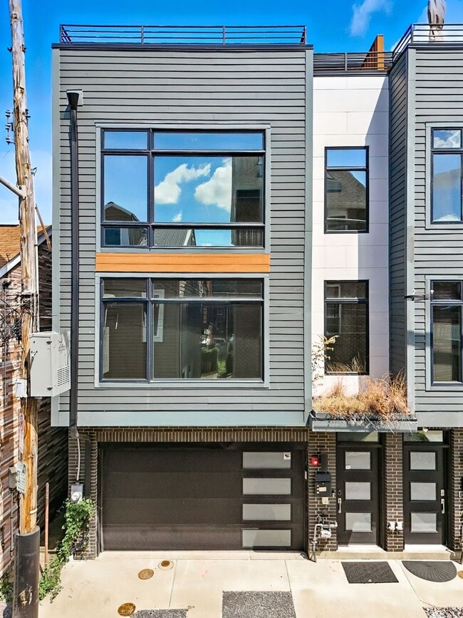 Photo - Stunning 3 Bed, 3 Bathroom Rental in the S... House