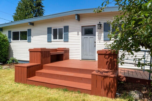 Building Photo - Spacious 5 Bedroom with Huge yard and 3 fireplaces