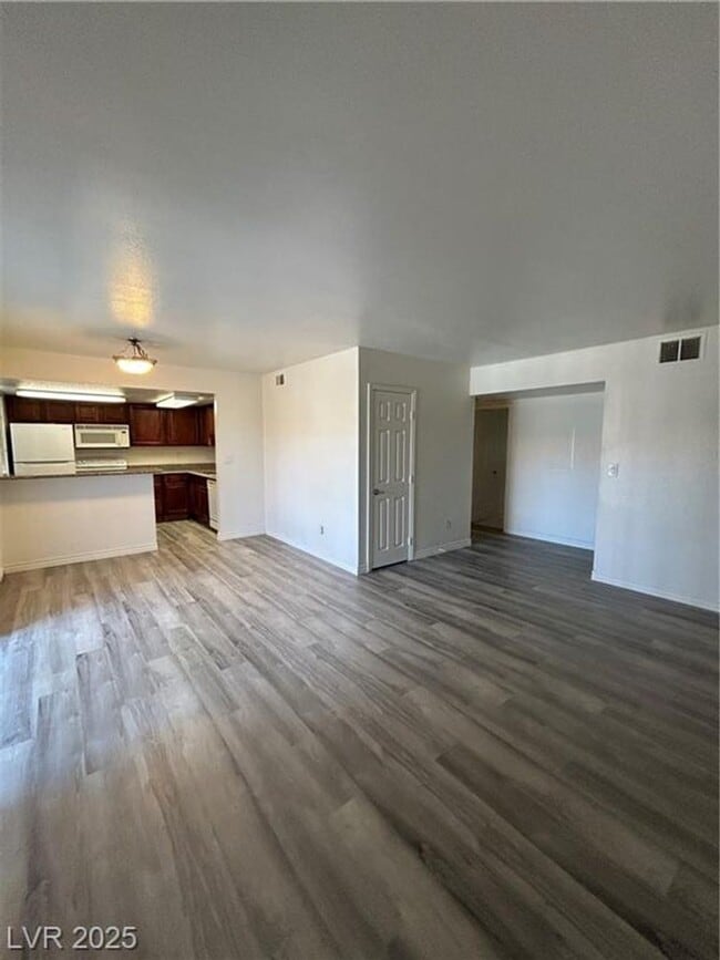 Building Photo - 2 Bedroom Condo in Guard Gated Community