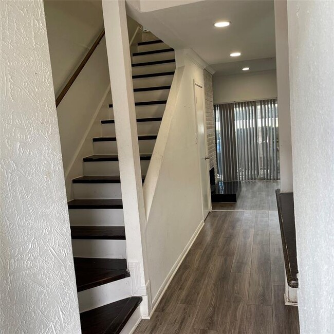 Foto del edificio - 7700 Creekbend Dr