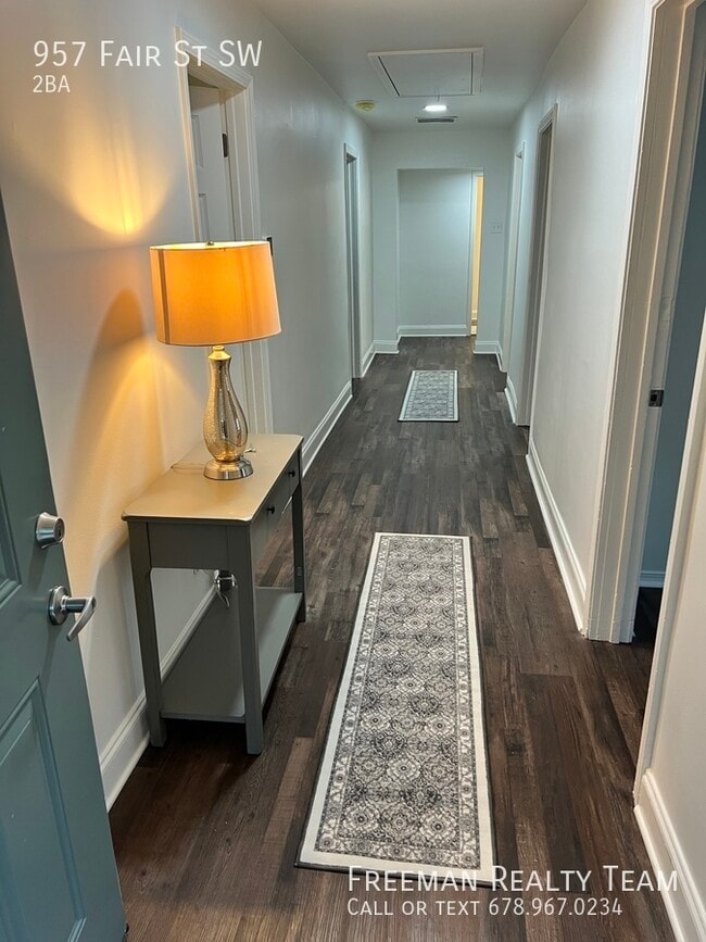 Building Photo - Newly Renovated Shared Student House Near ...