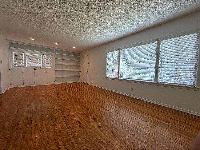 Foto del edificio - 3-Bedroom Home for Rent in El Camino Village | 2-Car Garage & Private Backyard
