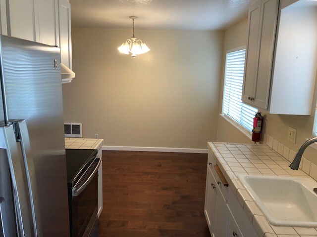 Dining Area off Kitchen - 1033 Regent St