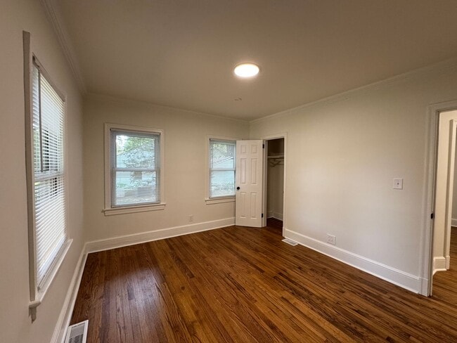 Building Photo - 2bed/1bath w/ detached garage!