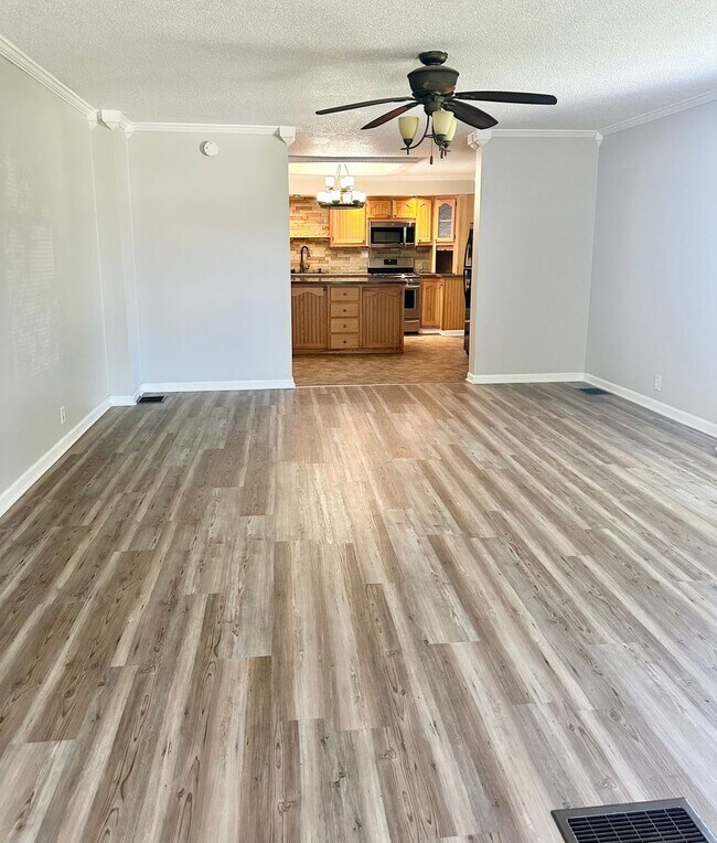 Building Photo - Beautiful 3 bedroom, 1 bath located on the...