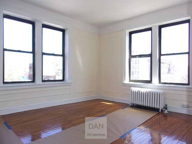 Foto del edificio - 4877 Broadway