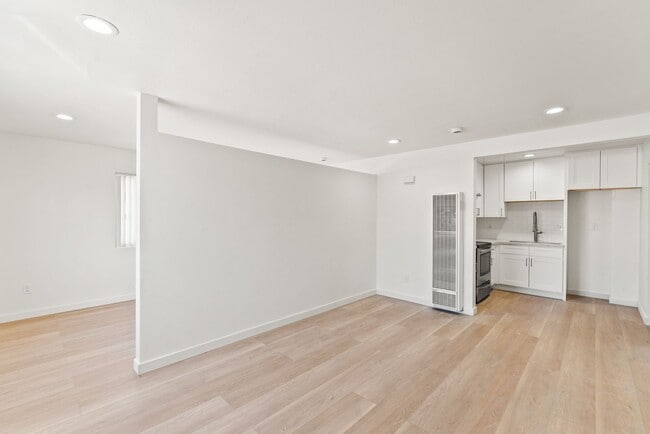 Building Photo - 994 Valencia St