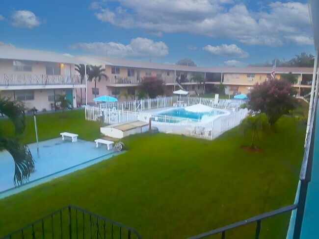 Foto del edificio - 7401 Pines Blvd