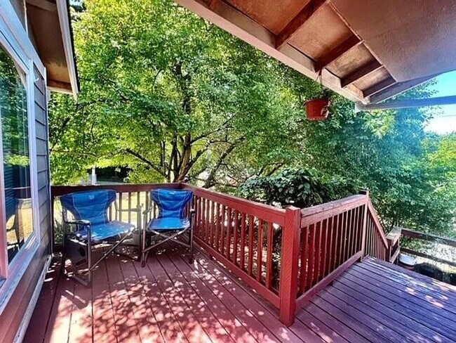 Foto del edificio - Spacious 3-Bed, 2-Bath Home with Garage – ...