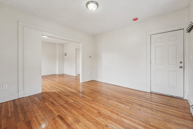 Building Photo - 154 Easton Ave