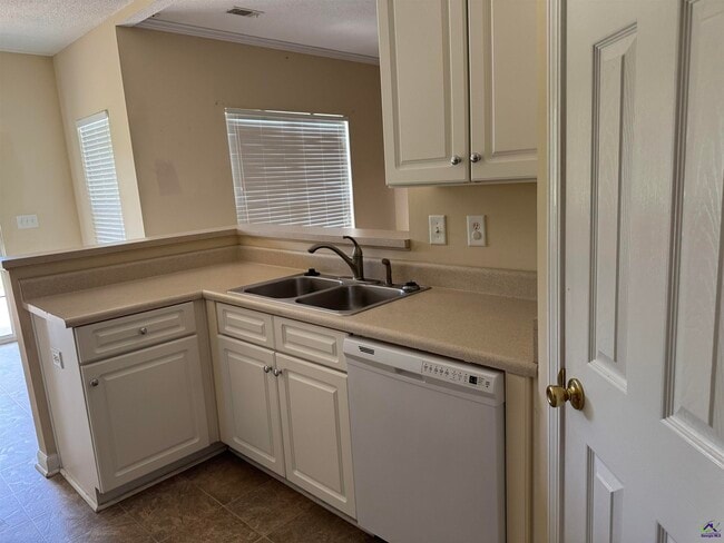 Building Photo - 106 Oldfield Ct