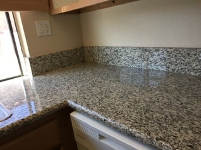 Foto del edificio - Great Location close to shopping at Durango and Summerlin Parkway