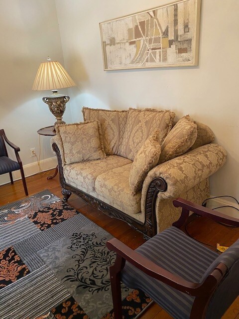 sala de estar - 213 E Hall St