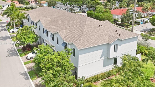 Foto del edificio - 926 NW 3rd Ter