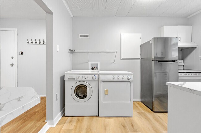 Photo du bâtiment - 2 Bed 1 Bath - 238 Notre Dame de Lile - 1 Month Free!