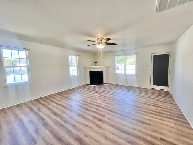 Foto del edificio - Charming 4BD, 2BA Fuquay-Varina Home with Large Backyard Near Interstates