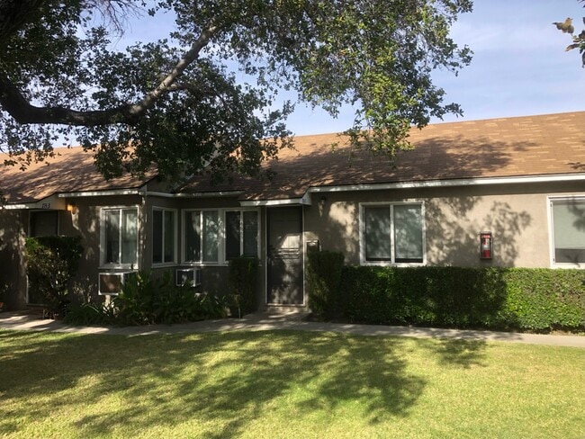 Building Photo - 1733 N Hollywood Way