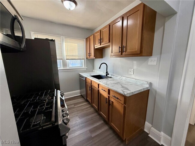 Building Photo - 810 Thayer St