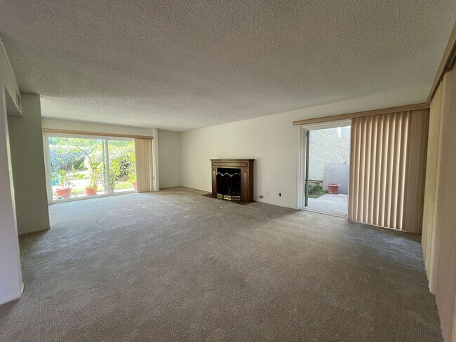 Building Photo - Westlake Village 4+2.5 w/pool, spa, green ...