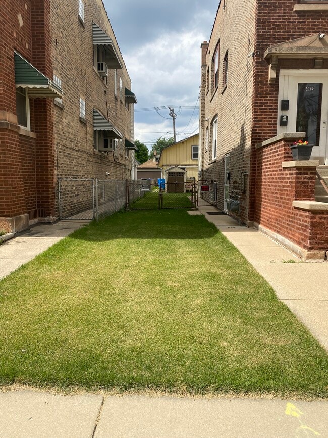 Building Photo - 4816 W Grace St