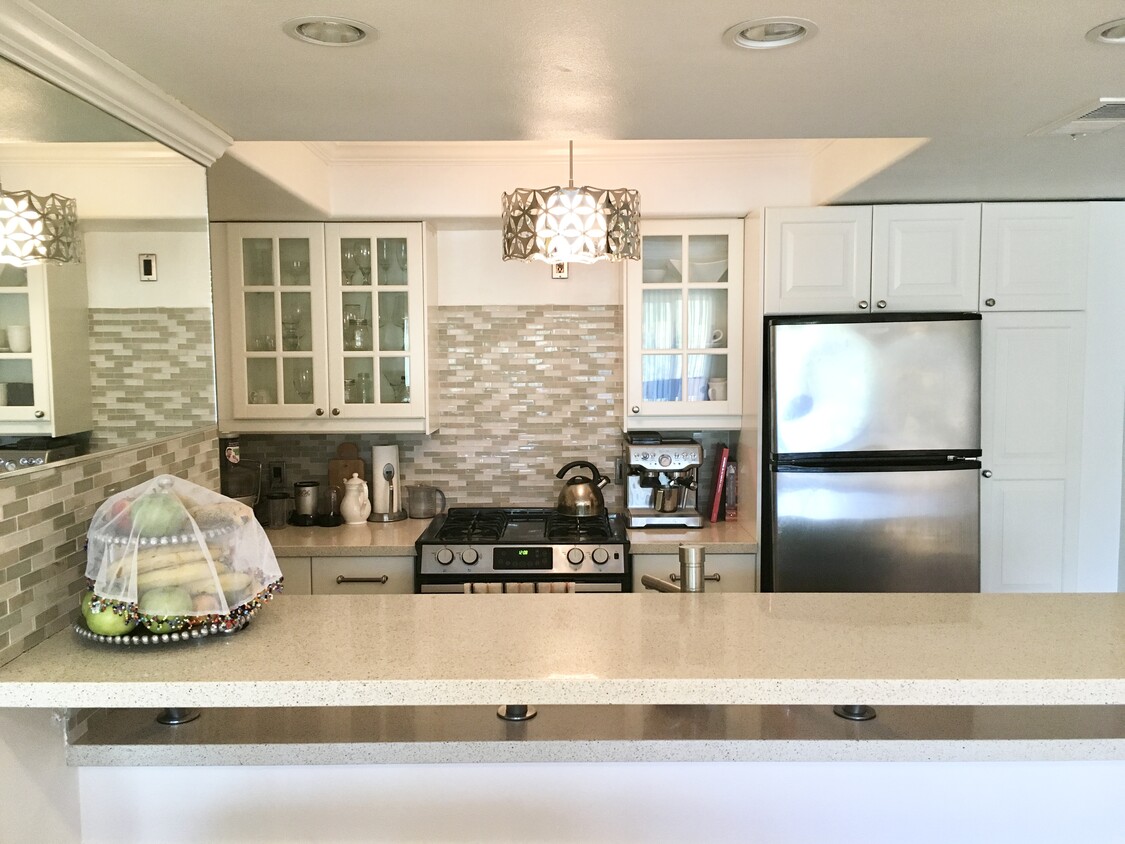 Primary Photo - 2700 Cahuenga Blvd E