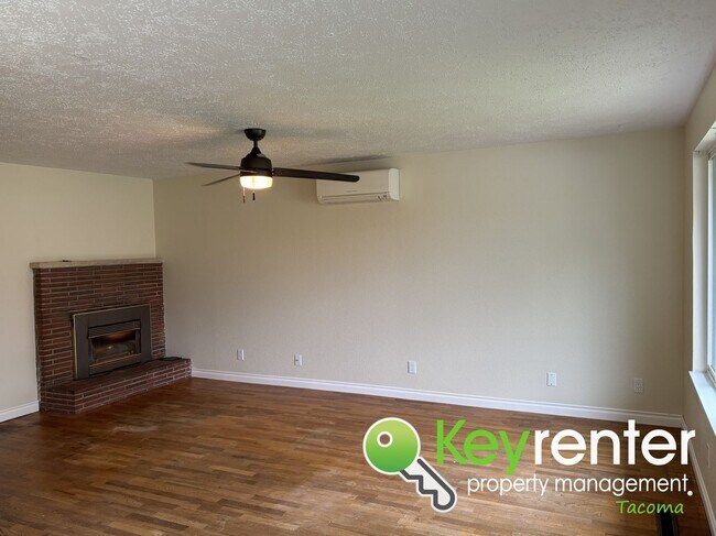 Building Photo - Extraordinary 3Bed/1Bath Home with Solar P...