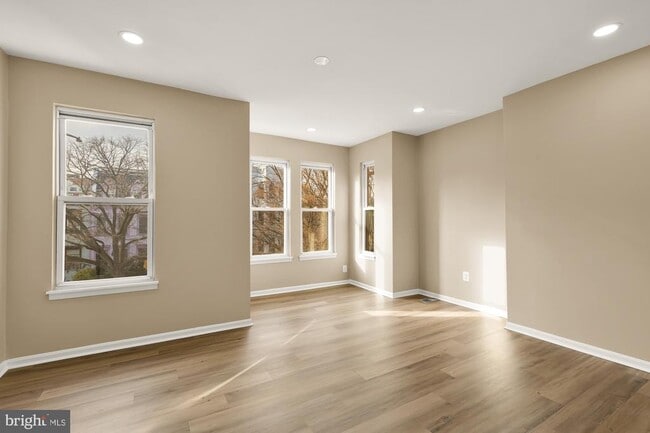 Building Photo - 1033 5th St NE