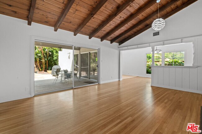 Foto del edificio - 3709 Stone Canyon Ave