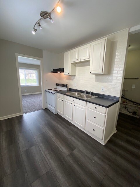 Primary Photo - Cozy 2 Bedroom House with Garage