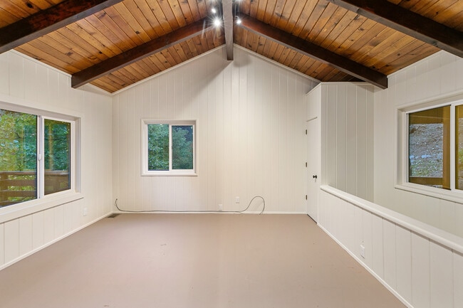 Building Photo - 753 Oakmont Ln