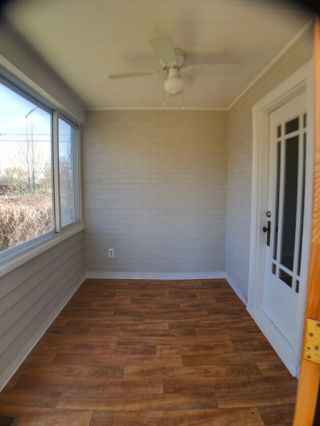 Building Photo - Oak Knoll